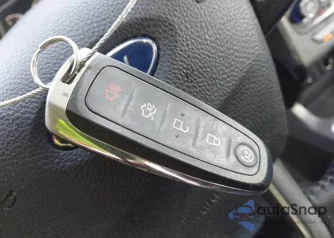 2017 Ford Escape Titanium z USA, uszkodzony, nr VIN 1FMCU0J94HUB95227